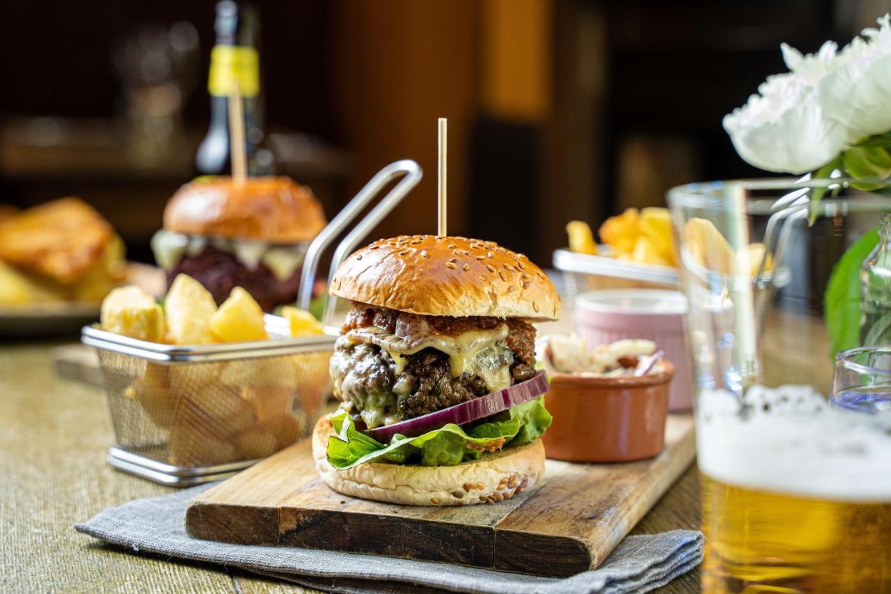 لاكوك Rising Sun Pub, Restaurant And Rooms المظهر الخارجي الصورة