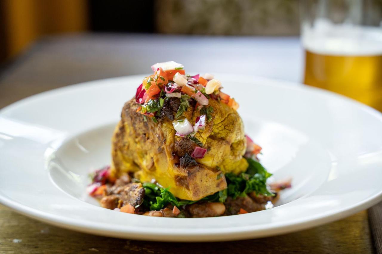 لاكوك Rising Sun Pub, Restaurant And Rooms المظهر الخارجي الصورة