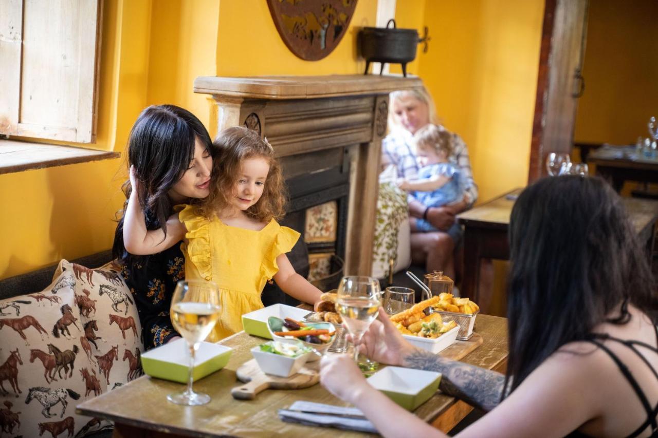 لاكوك Rising Sun Pub, Restaurant And Rooms المظهر الخارجي الصورة