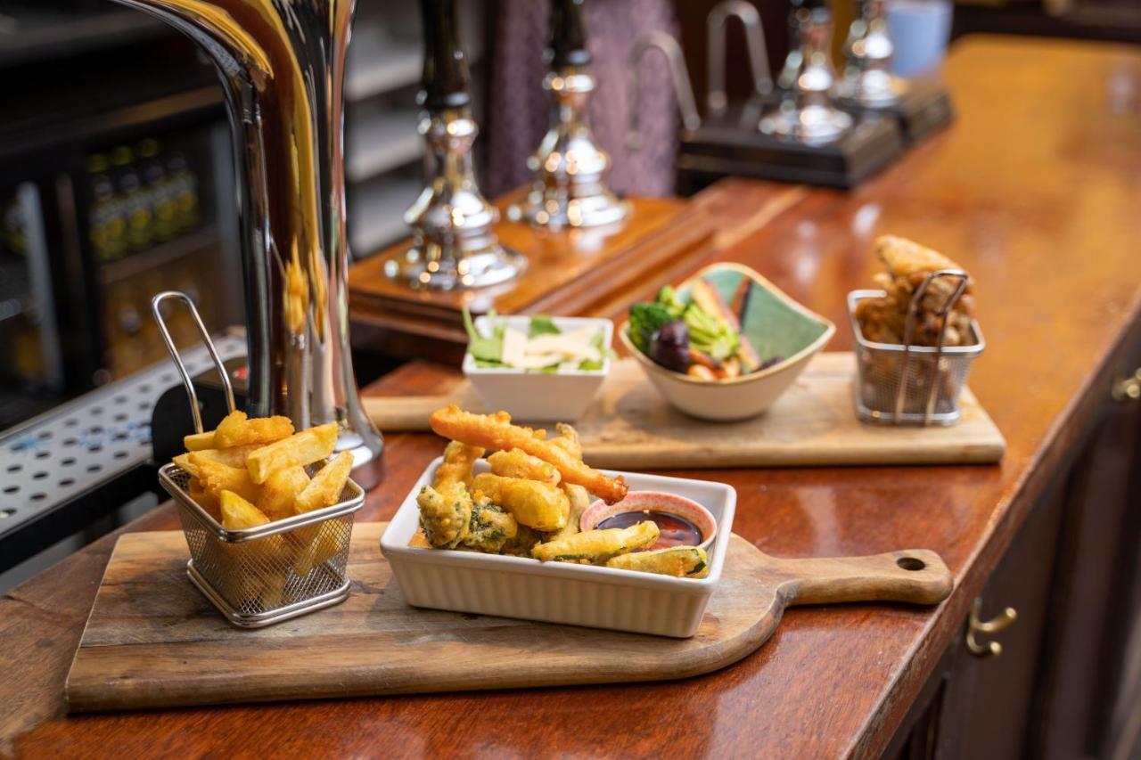 لاكوك Rising Sun Pub, Restaurant And Rooms المظهر الخارجي الصورة